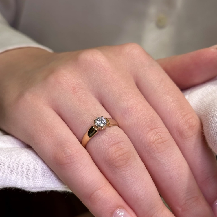 Pierścionek zaręczynowy próba 585 z diamentem ok. 0,50 ct – na dłoni – ABGOLD Baczyński