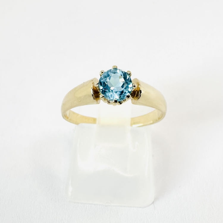 Pierścionek z żółtego złota próba 585 z topazem – widok frontalny – ABGOLD Baczyński