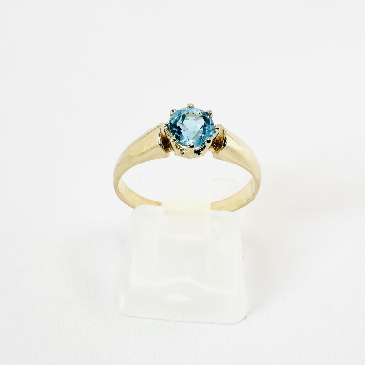 Pierścionek z żółtego złota próba 585 z topazem – widok frontalny na ekspozytorze – ABGOLD Baczyński