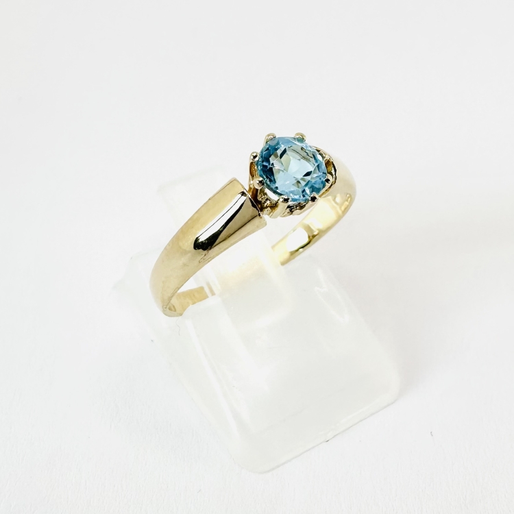 Pierścionek z żółtego złota próba 585 z topazem – ujęcie pod kątem – ABGOLD Baczyński