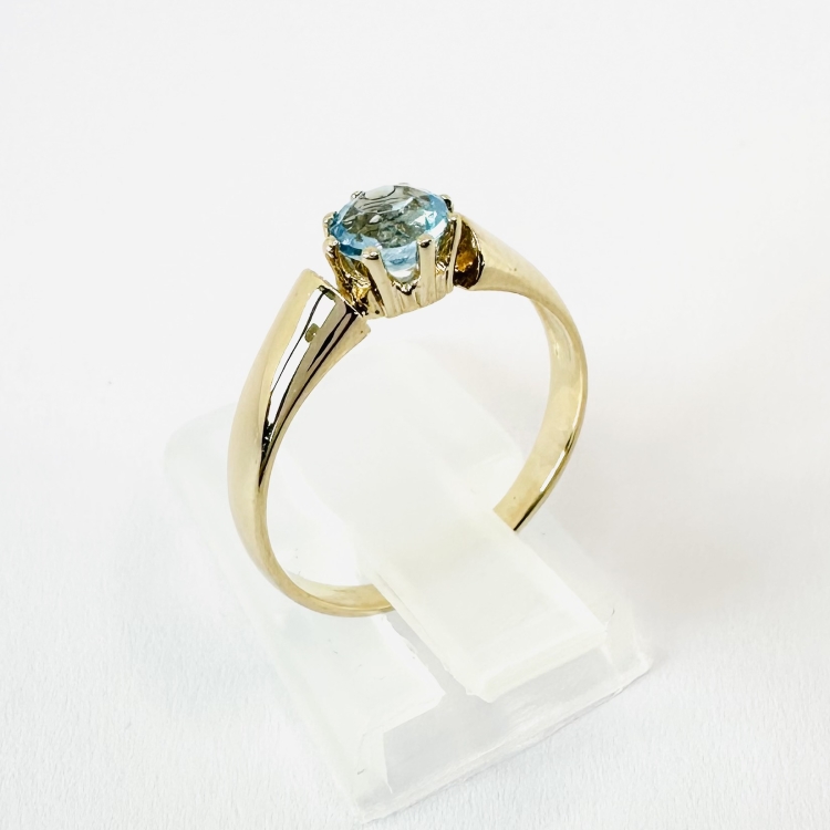 Pierścionek z żółtego złota próba 585 z topazem – widok boczny – ABGOLD Baczyński