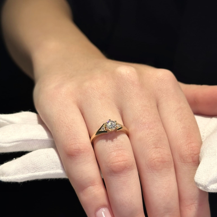 Złoty pierścionek z diamentami ok. 0,60 ct – złoto 585 – na dłoni – ABGOLD Baczyński