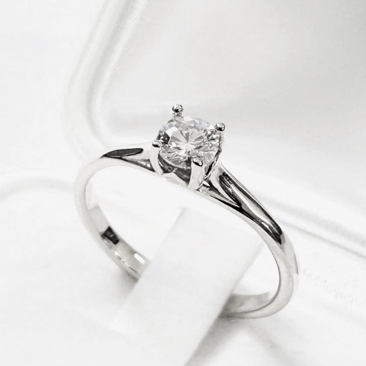 Pierścionek zaręczynowy z białego złota próba 585 z moissanitem 0,25 ct – detal pierścionka – ABGOLD Baczyński