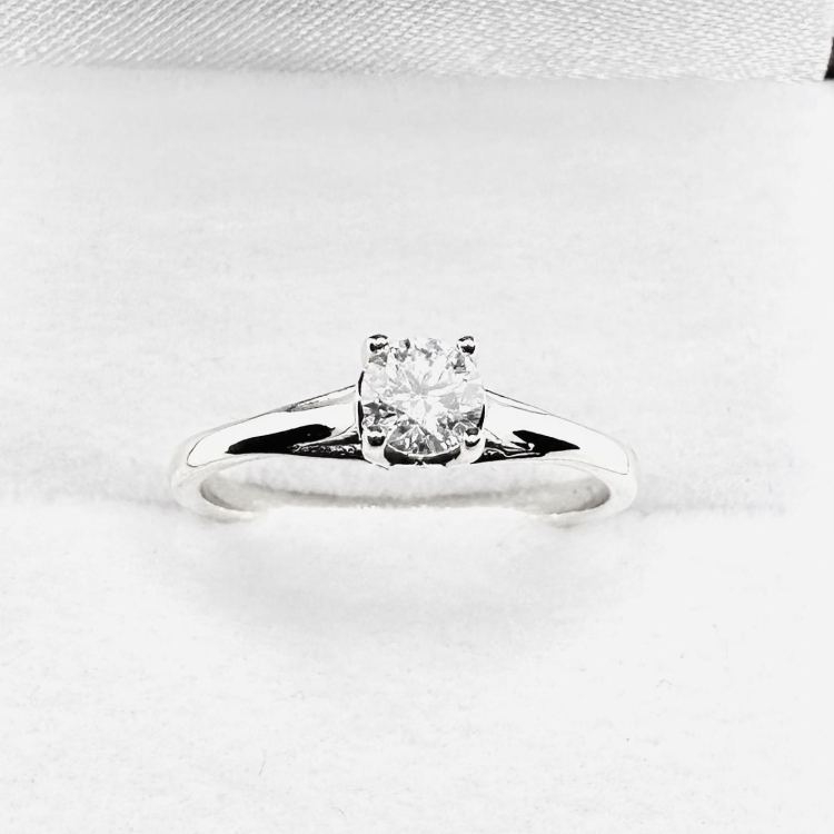 Pierścionek zaręczynowy z białego złota próba 585 z moissanitem 0,25 ct – widok z góry – ABGOLD Baczyński