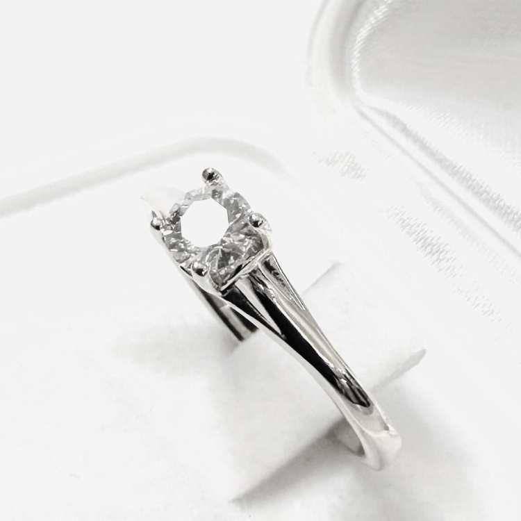 Pierścionek zaręczynowy z białego złota próba 585 z moissanitem 0,25 ct – ujęcie pod kątem – ABGOLD Baczyński