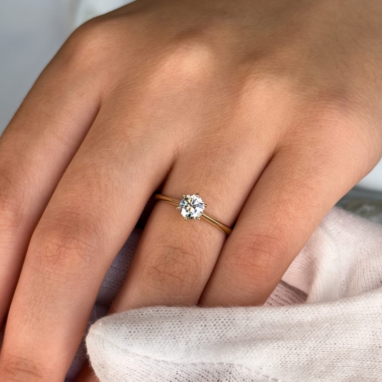 Pierścionek zaręczynowy z diamentem – białe złoto 585 – ujęcie lifestyle – ABGOLD Baczyński