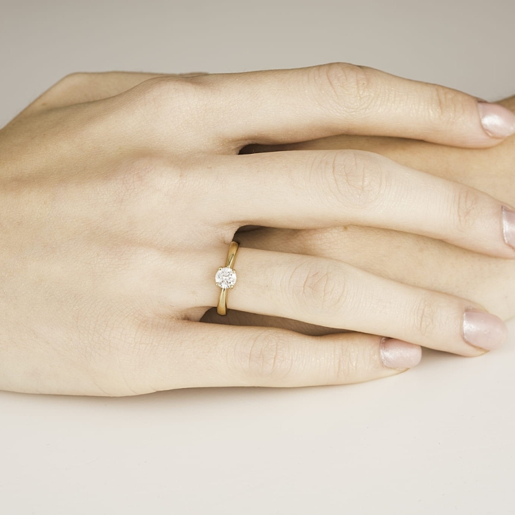 reka17.jpgaZłoty pierścionek zaręczynowy próba 585 z diamentem – prezentacja na dłoni – ABGOLD Baczyński