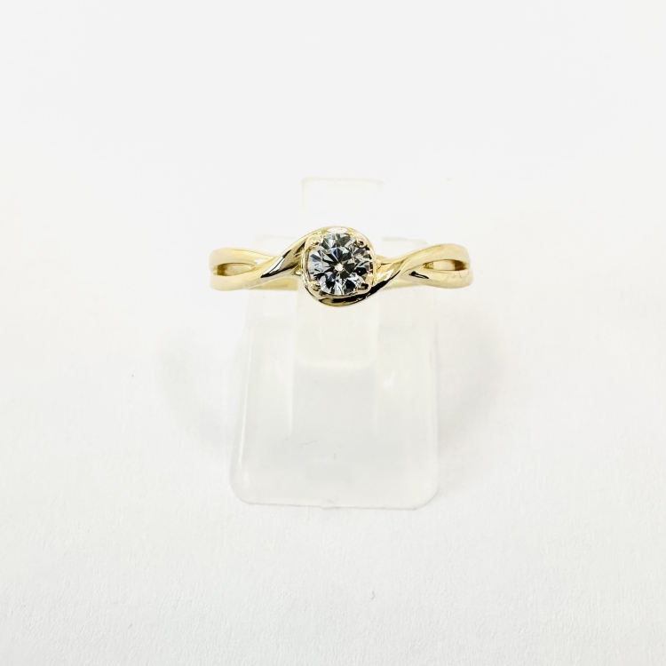 Pierścionek zaręczynowy złoto 585 z diamentem – widok z góry – ABGOLD Baczyński