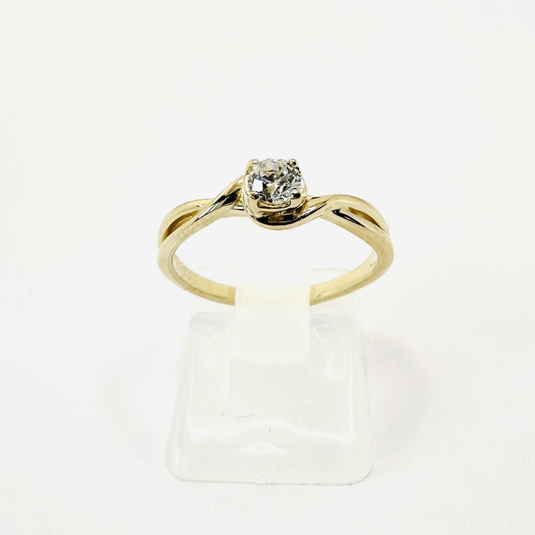 Pierścionek zaręczynowy złoto 585 z diamentem – detal oprawy – ABGOLD Baczyński