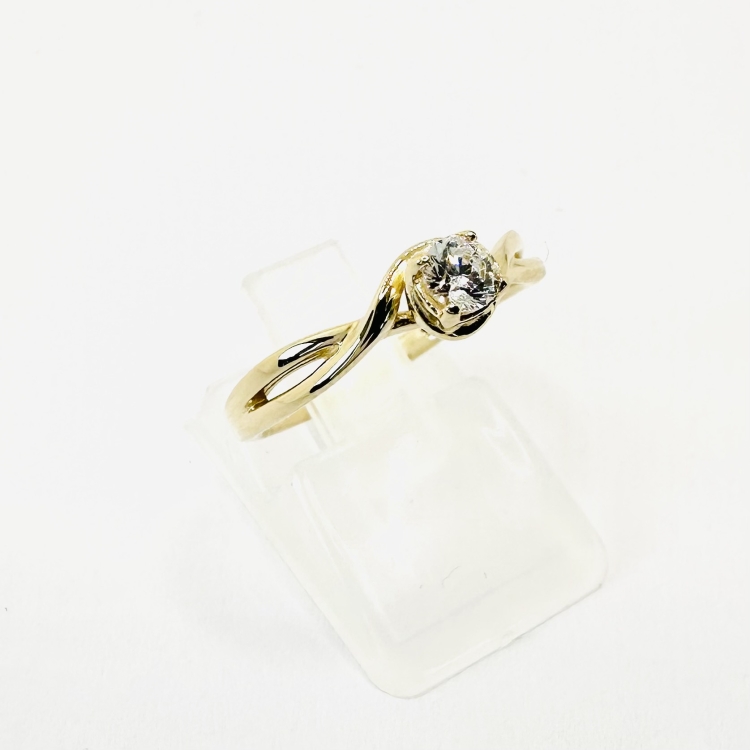 Pierścionek zaręczynowy z żółtego złota próba 585 z moissanitem 0,25 ct – ujęcie pod kątem – ABGOLD Baczyński