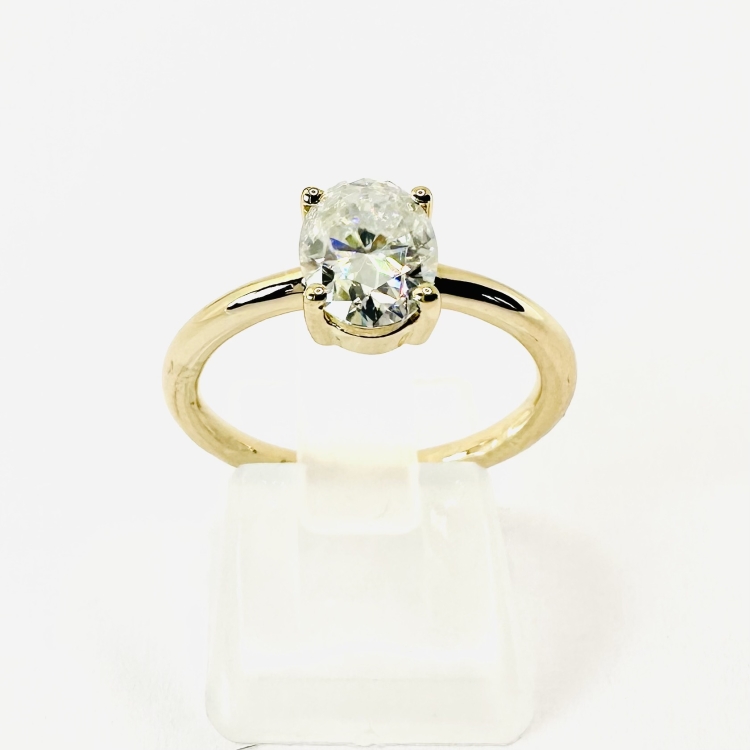 Pierścionek zaręczynowy z brylantem laboratoryjnym owal 1,0 ct VS/E – złoto próba 585 – widok z przodu – ABGOLD Baczyński