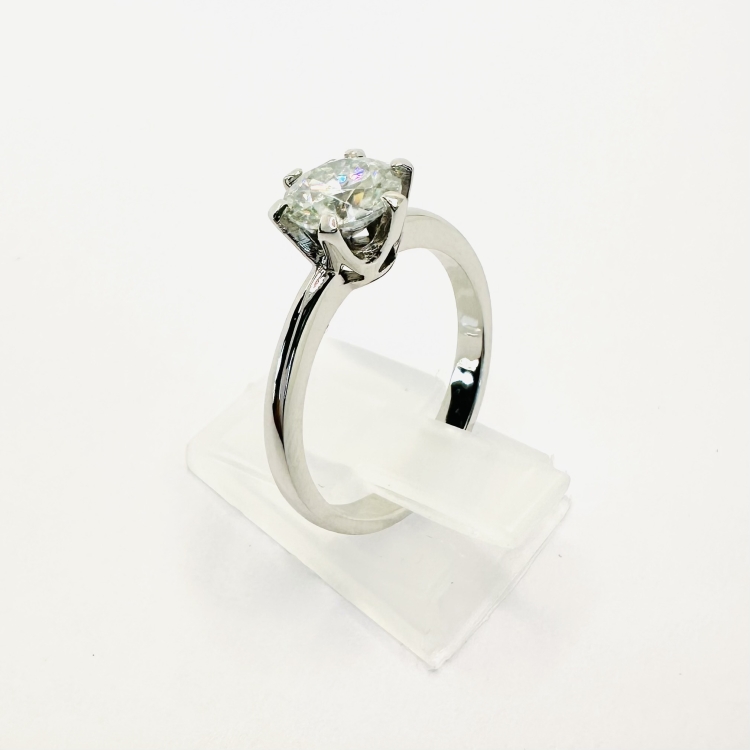 Pierścionek zaręczynowy z białego złota próba 585 z moissanitem 1,20 ct – widok z tyłu – ABGOLD Baczyński