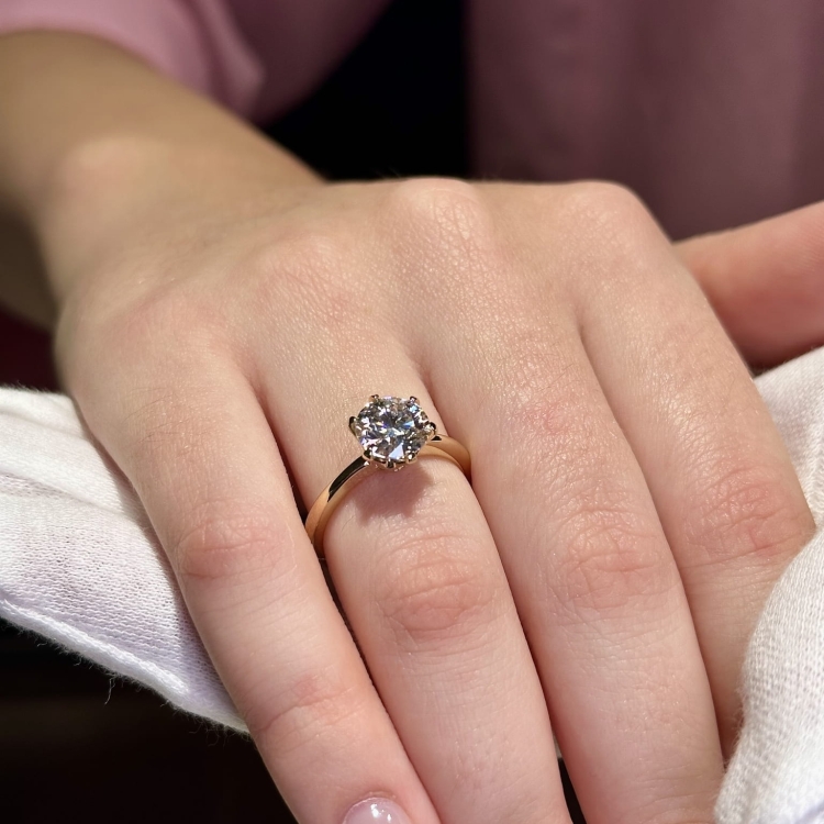 Pierścionek zaręczynowy z diamentem 1,50 ct Lab Grown – złoto 585 – na dłoni – ABGOLD Baczyński