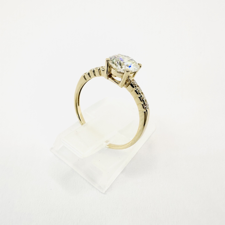 Złoty pierścionek z diamentami 0,90 ct – złoto próba 585 – ujęcie pod kątem – ABGOLD Baczyński