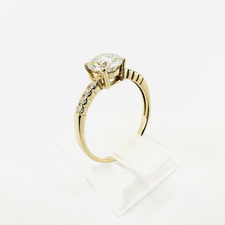 Pierścionek zaręczynowy z diamentami 0,90 ct – złoto 585 – widok boczny – ABGOLD Baczyński