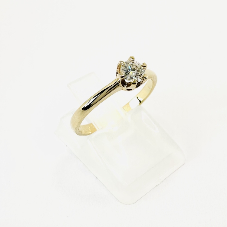 Pierścionek zaręczynowy z diamentem – Ujęcie pod kątem – ABGOLD Baczyński