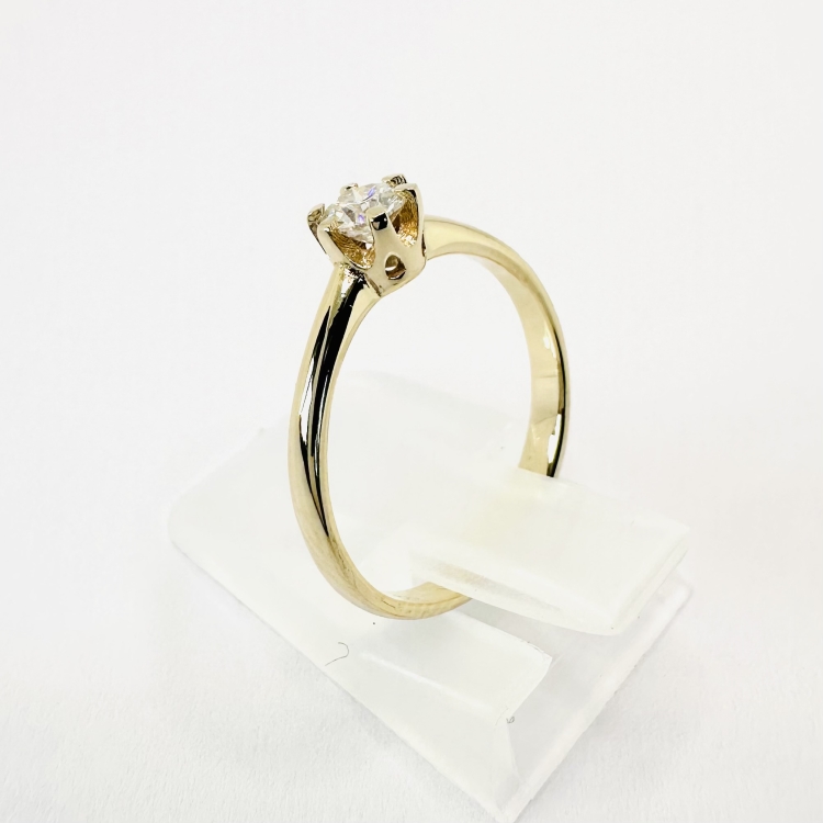 Pierścionek zaręczynowy z diamentem – Ujęcie pod kątem (zbliżenie) – ABGOLD Baczyński