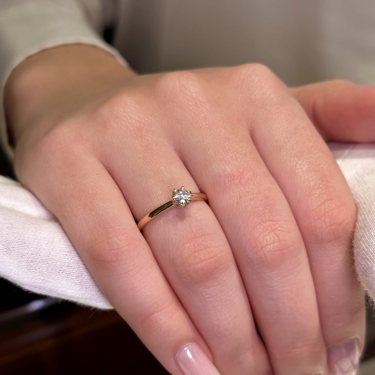 Pierścionek zaręczynowy z żółtego złota próba 585 z moissanitem 0,25 ct – na palcu – ABGOLD Baczyński