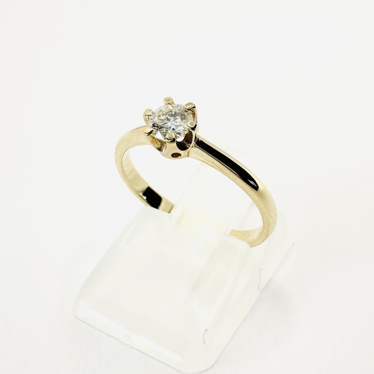 Pierścionek zaręczynowy z żółtego złota próba 585 z moissanitem 0,25 ct – ujęcie pod kątem – ABGOLD Baczyński