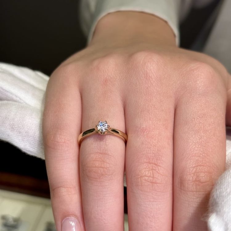 Pierścionek zaręczynowy złoto 585 z diamentem – na dłoni (zbliżenie) – ABGOLD Baczyński