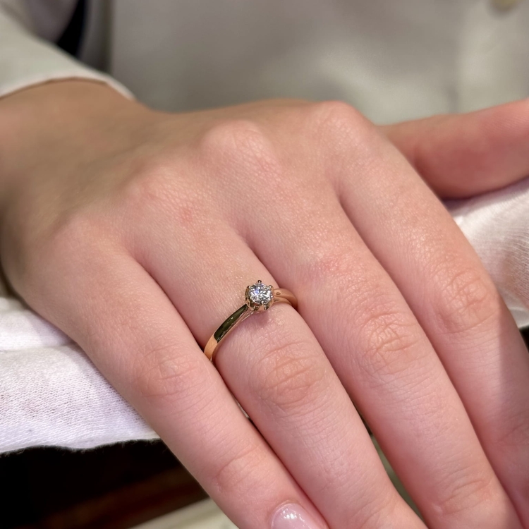 Pierścionek zaręczynowy złoto 585 z diamentem – na dłoni – ABGOLD Baczyński