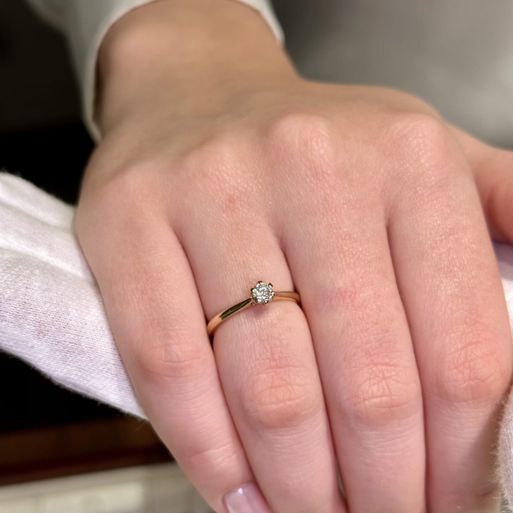 Pierścionek zaręczynowy z żółtego złota próba 585 z moissanitem 0,25 ct – na dłoni – ABGOLD Baczyński