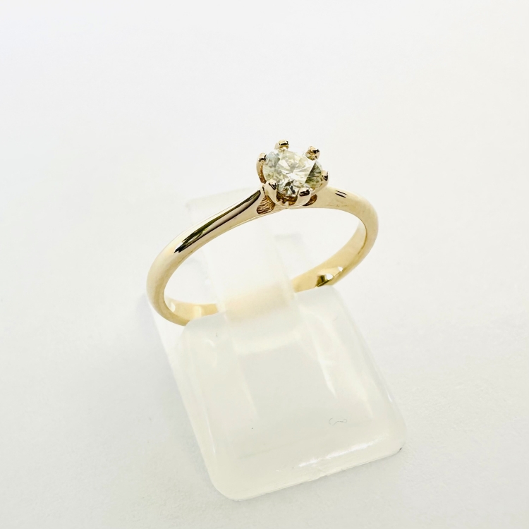 Pierścionek zaręczynowy z żółtego złota próba 585 z moissanitem 0,25 ct – ujęcie pod kątem – ABGOLD Baczyński