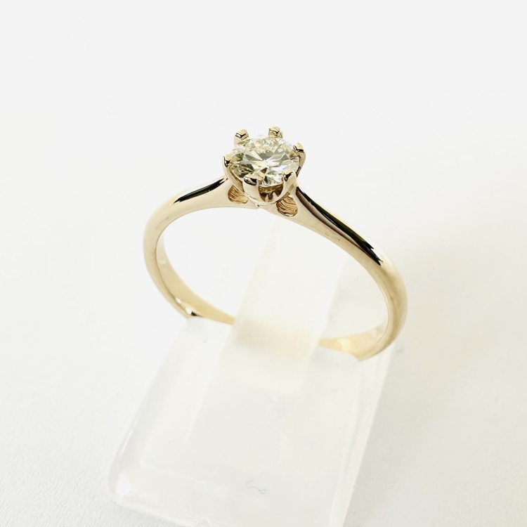 Pierścionek zaręczynowy z żółtego złota próba 585 z moissanitem 0,25 ct – ujęcie boczne – ABGOLD Baczyński