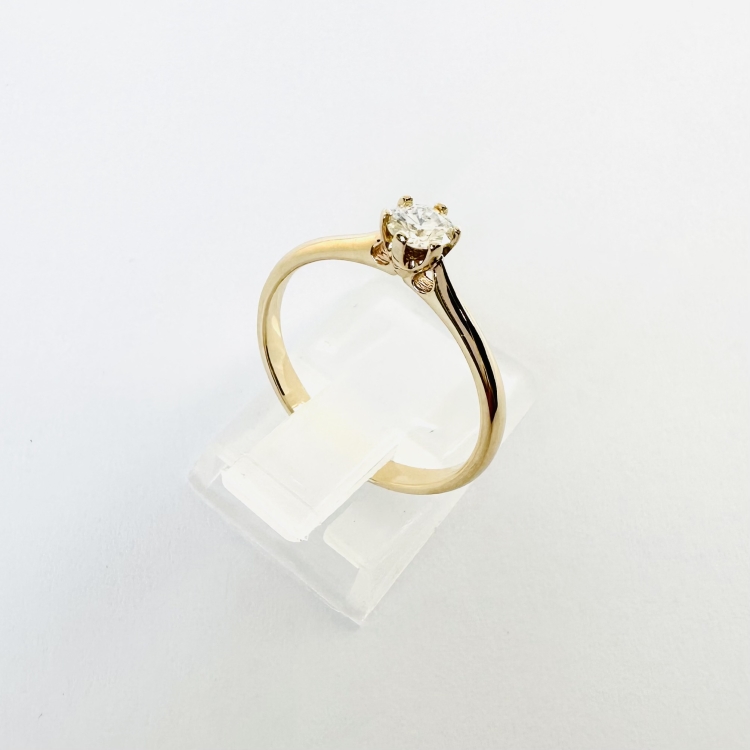 Pierścionek zaręczynowy z żółtego złota próba 585 z moissanitem 0,25 ct – detal pierścionka – ABGOLD Baczyński