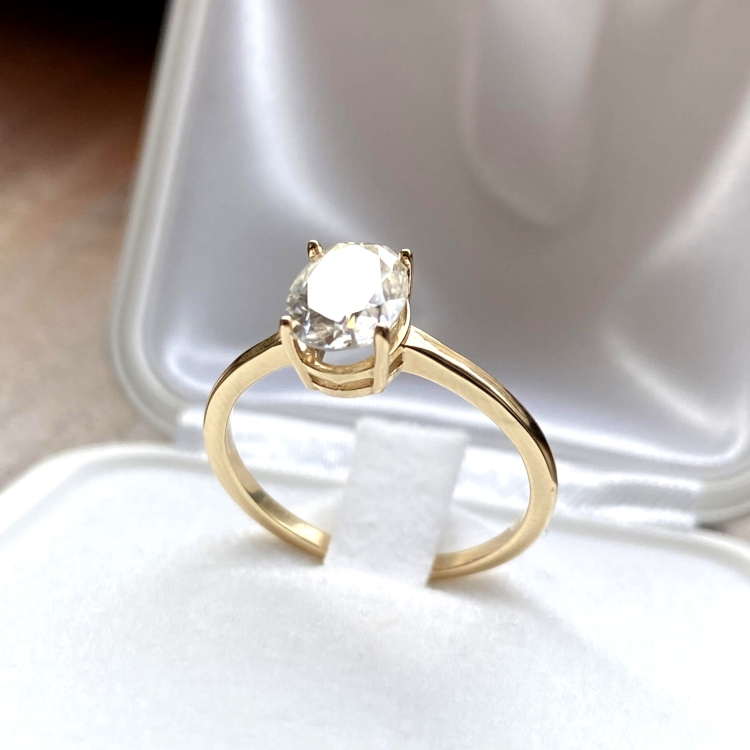 Pierścionek zaręczynowy z żółtego złota próba 585 z owalnym moissanitem 1,35 ct – ujęcie pod kątem – ABGOLD Baczyński