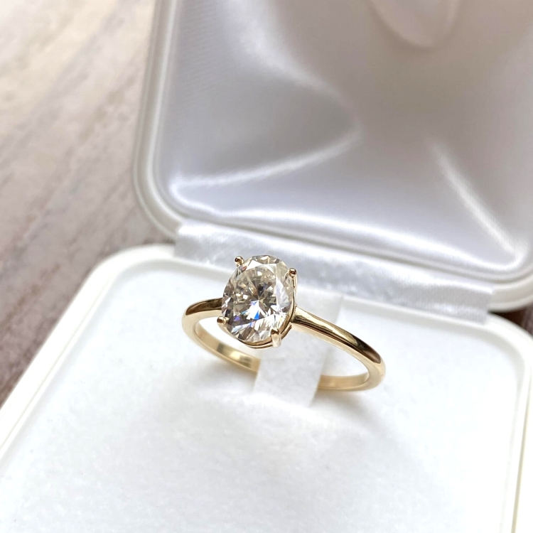 Pierścionek zaręczynowy z żółtego złota próba 585 z owalnym moissanitem 1,35 ct – ujęcie boczne – ABGOLD Baczyński