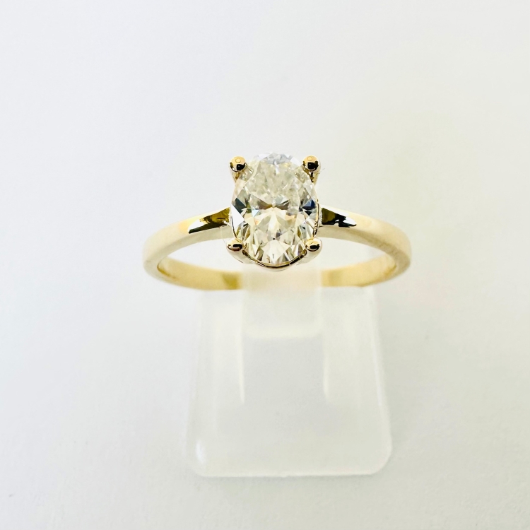 Pierścionek zaręczynowy z żółtego złota próba 585 z owalnym moissanitem 1,35 ct – widok z góry – ABGOLD Baczyński