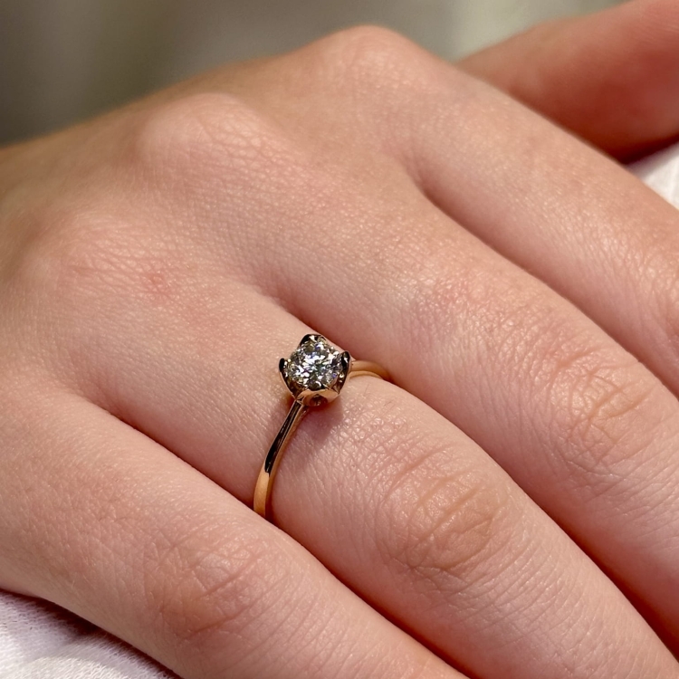 Pierścionek zaręczynowy z żółtego złota próba 585 z moissanitem 0,50 ct – zbliżenie na dłoni – ABGOLD Baczyński