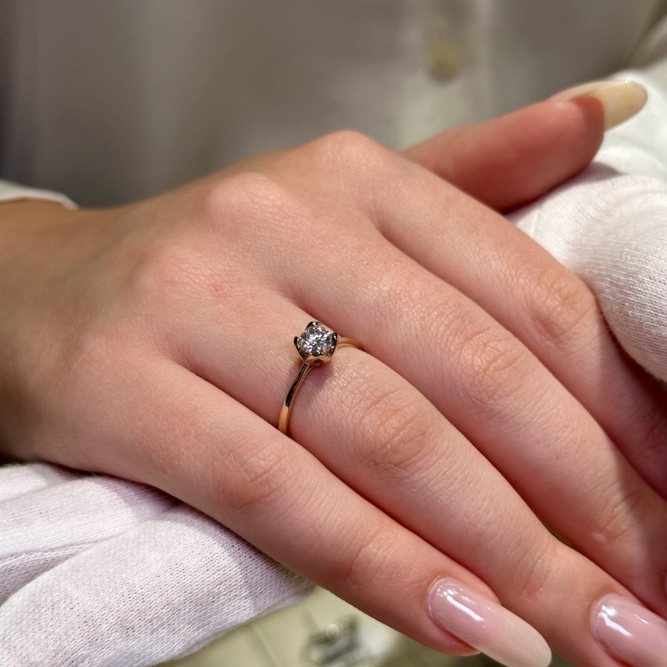 Pierścionek zaręczynowy z żółtego złota próba 585 z moissanitem 0,50 ct – na dłoni – ABGOLD Baczyński