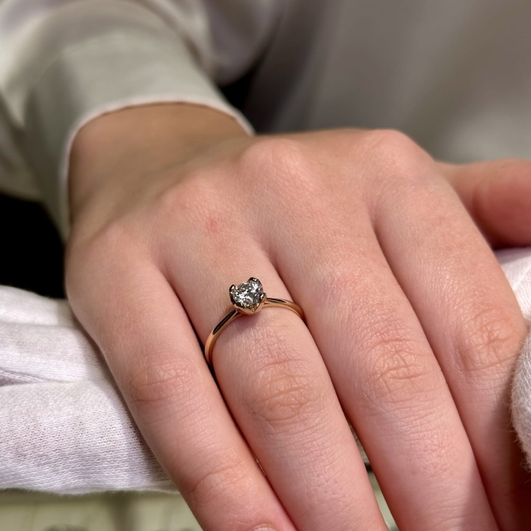 Pierścionek zaręczynowy z żółtego złota próba 585 z moissanitem 0,50 ct – na palcu – ABGOLD Baczyński