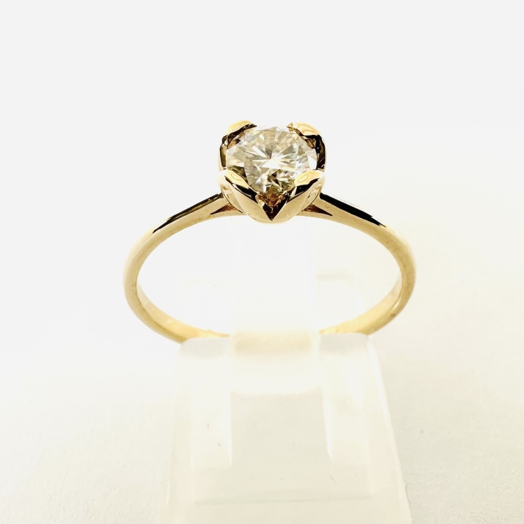 Pierścionek zaręczynowy z żółtego złota próba 585 z moissanitem 0,50 ct – widok z tyłu – ABGOLD Baczyński