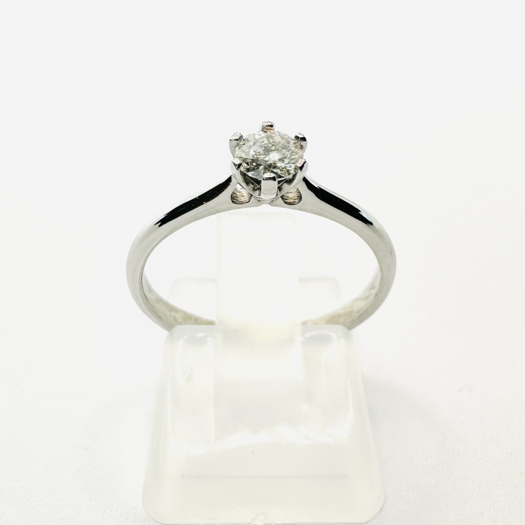 Pierścionek z brylantem białe złoto próba 585 – ujęcie pod kątem – ABGOLD Baczyński