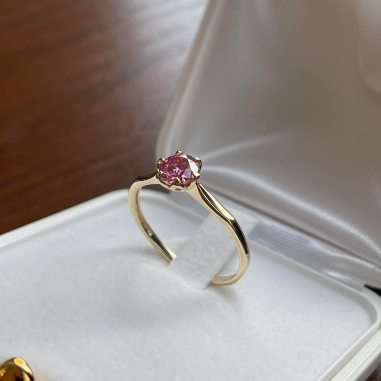 Pierścionek zaręczynowy z białego złota próba 585 z różowym moissanitem 0,50 ct – ujęcie boczne – ABGOLD Baczyński