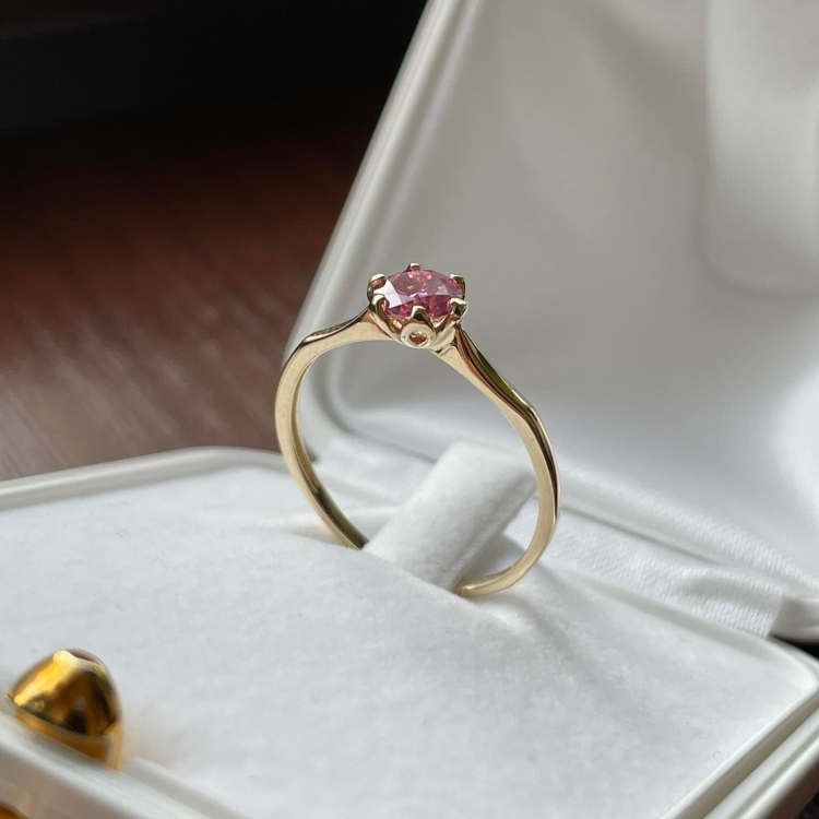 Pierścionek zaręczynowy z białego złota próba 585 z różowym moissanitem 0,50 ct – ujęcie boczne – ABGOLD Baczyński