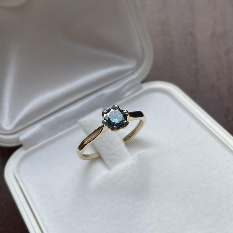 Pierścionek zaręczynowy z białego złota próba 585 z niebieskim moissanitem 0,50 ct – ujęcie pod kątem – ABGOLD Baczyński