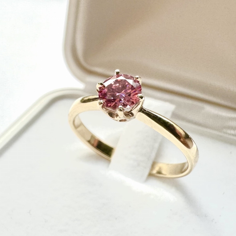 Pierścionek zaręczynowy z żółtego złota próba 585 z różowym moissanitem 0,50 ct – ujęcie pod kątem – ABGOLD Baczyński