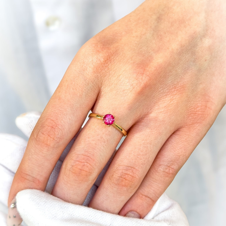 Pierścionek zaręczynowy z żółtego złota próba 585 z różowym moissanitem 0,50 ct – na dłoni – ABGOLD Baczyński