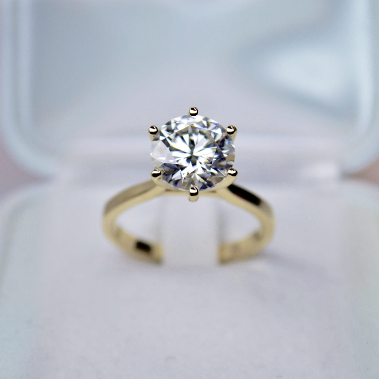 Złoty pierścionek próba 585 z brylantem Lab 3,00 ct – widok z przodu – ABGOLD Baczyński