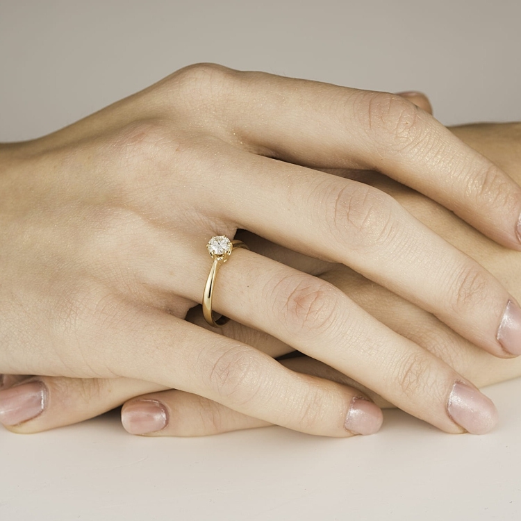 Złoty pierścionek próba 585 z brylantem ok. 0,50 ct – na dłoni (ujęcie dodatkowe) – ABGOLD Baczyński