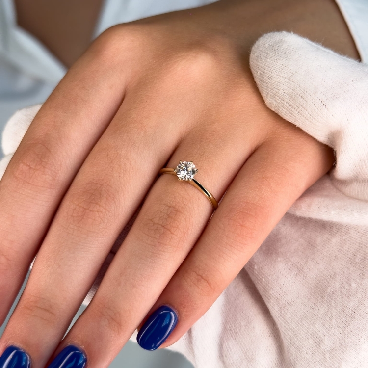 Złoty pierścionek z diamentem Lab Grown 0,34 ct – prezentacja na dłoni – ABGOLD Baczyński