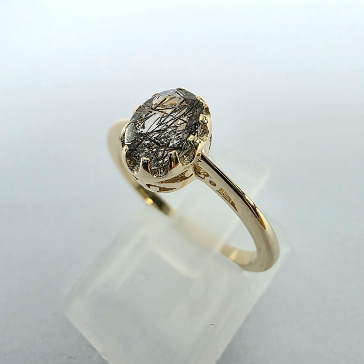 Złoty pierścionek Vintage z kwarcem i turmalinem – ujęcie pod kątem – ABGOLD Baczyński