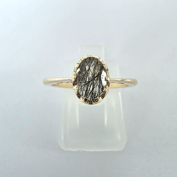 Złoty pierścionek Vintage z kwarcem i turmalinem – widok centralnego kamienia – ABGOLD Baczyński