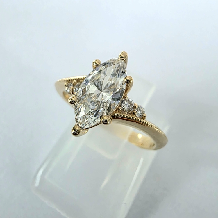 Pierścionek Diament Marquise Lab Grown 1,0 ct IGI – ujęcie pod kątem – ABGOLD Baczyński