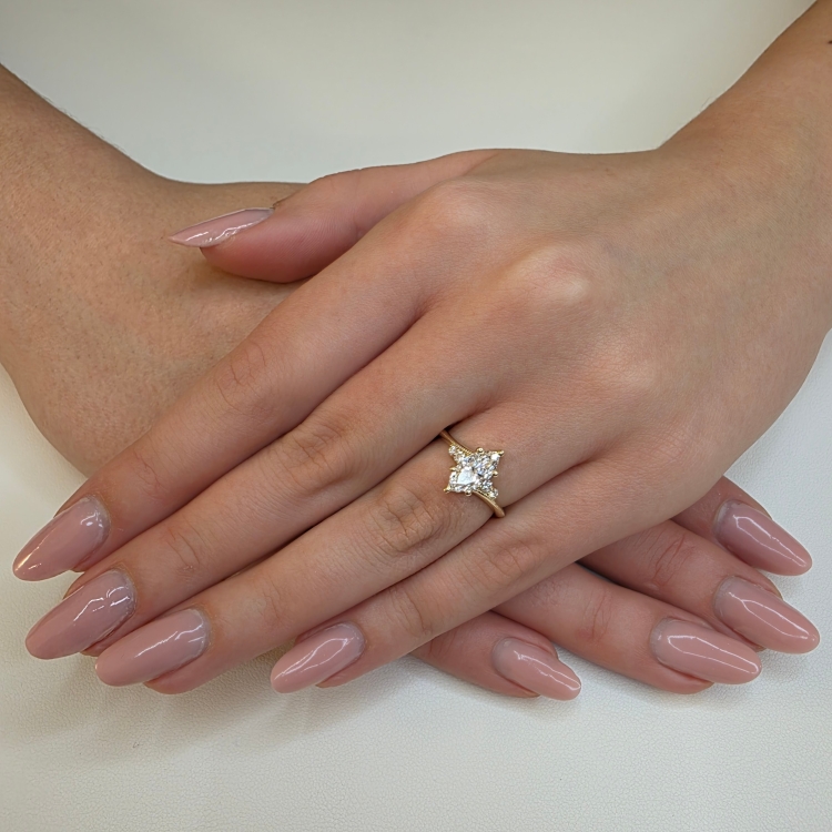 Pierścionek Diament Marquise Lab Grown 1,0 ct IGI – prezentacja na dłoni – ABGOLD Baczyński