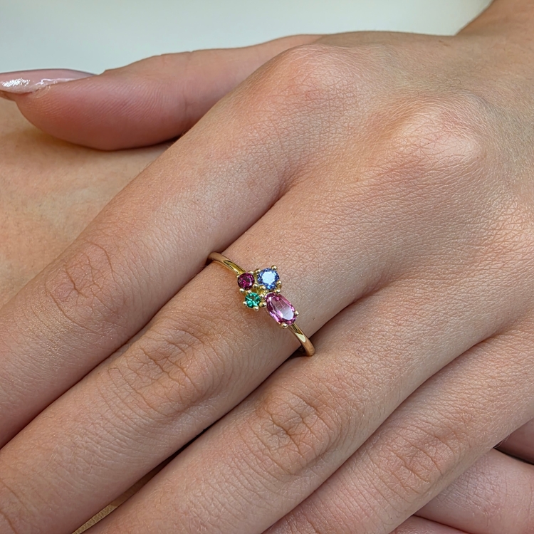 COLORE Złoty pierścionek z naturalnymi kamieniami kolorowymi – prezentacja na dłoni (zbliżenie) – ABGOLD Baczyński